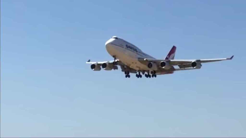 Boeing 747 llevando un motor extra