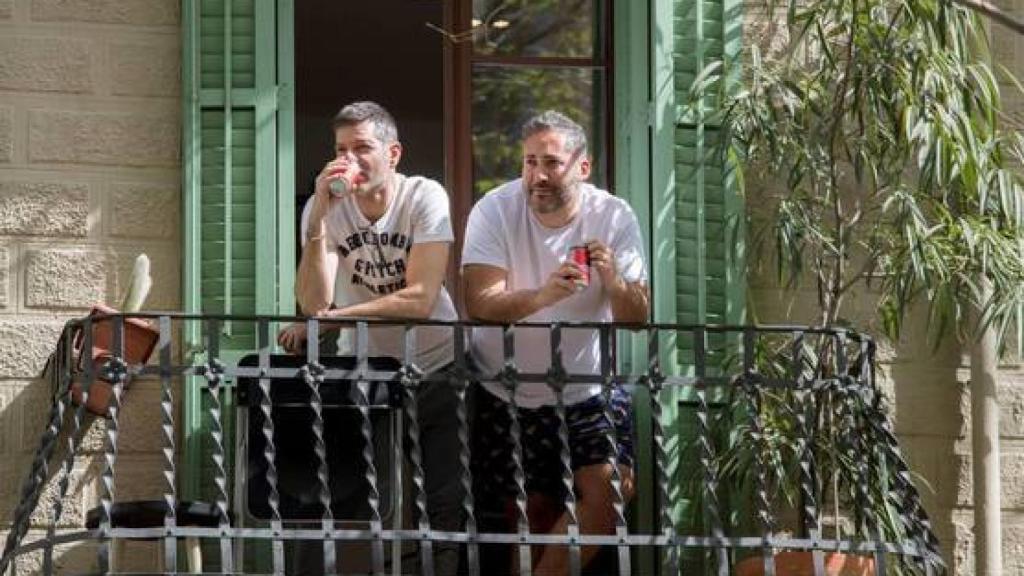 Dos hombres en un balcón de Barcelona en este octavo día del estado de alarma a causa del coronavirus.