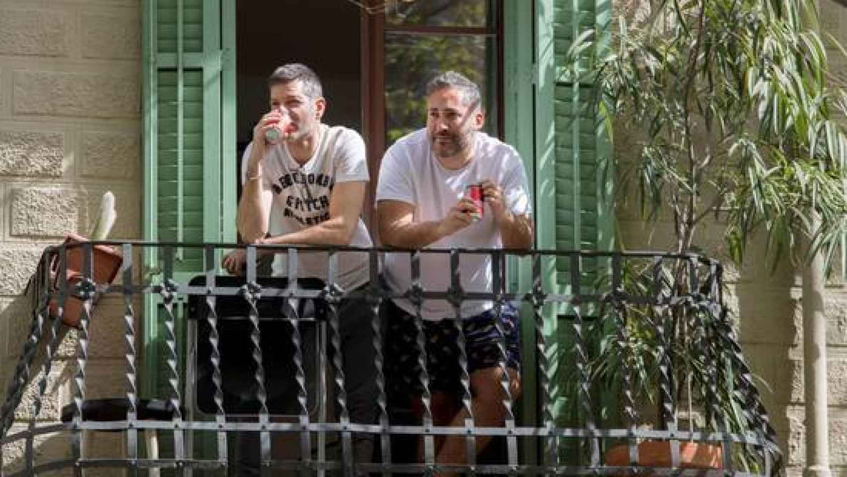 Dos hombres en un balcón de Barcelona en este octavo día del estado de alarma a causa del coronavirus.