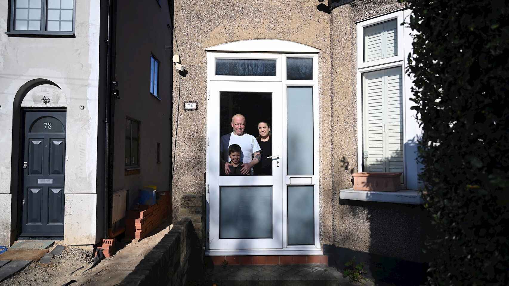 Retrato de una familia confinada en el norte de Londres. EFE/EPA Neil Hall.