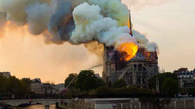 La catedral de Notre-Dame, ardiendo en la tarde del 15 de abril de 2019.