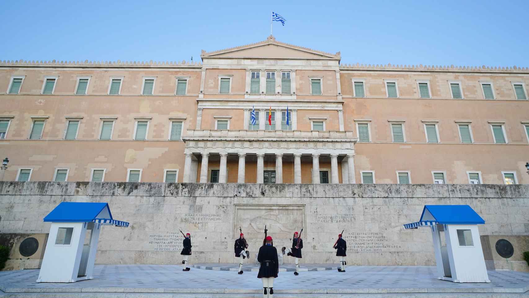 Parlamento griego, durante un cambio de guardia, sin público.
