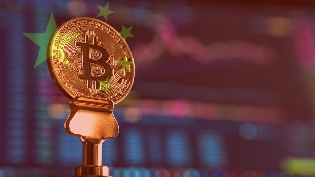 Montaje con una moneda Bitcoin y la bandera china.
