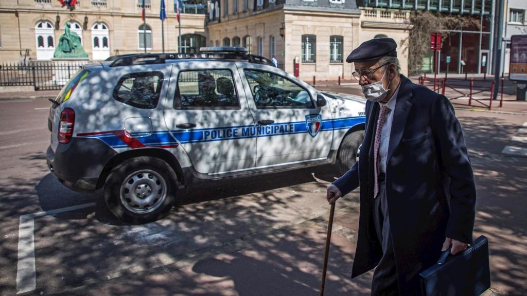 Un jubilado francés transita con la nariz fuera de la mascarilla, lo que la inutiliza. EFE/EPA Christophe Petit Tesson.