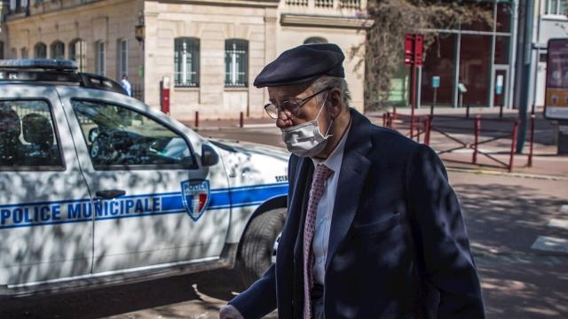 Un jubilado francés transita con la nariz fuera de la mascarilla, lo que la inutiliza. EFE/EPA Christophe Petit Tesson.