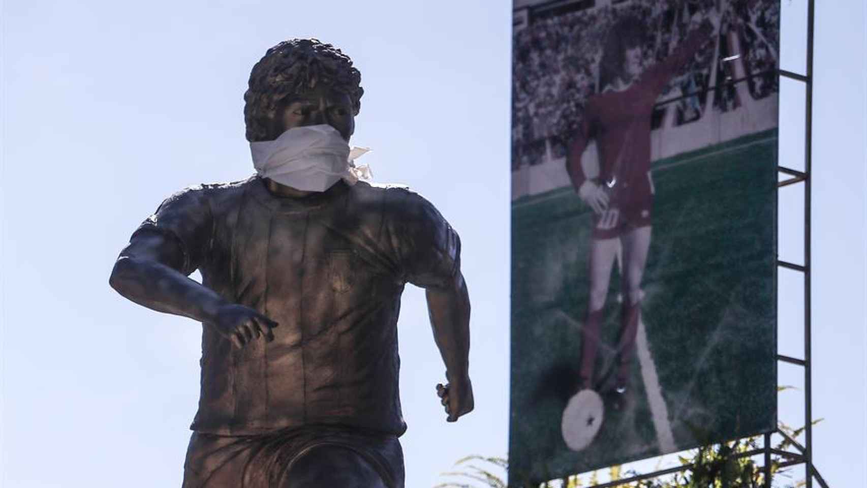 La estatua de Maradona en Buenos Aires, con mascarilla