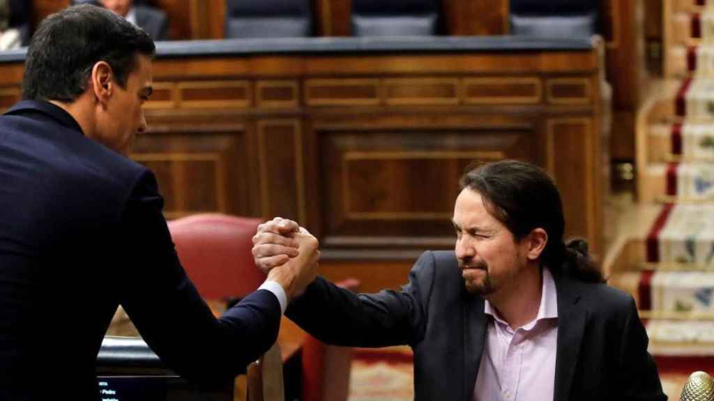 El líder de Unidas Podemos, Pablo Iglesias, estrecha la mano a Pedro Sánchez.