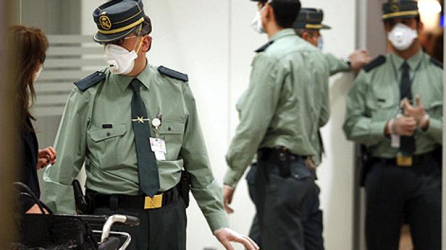 Guardias civiles en una intervención durante la pandemia.