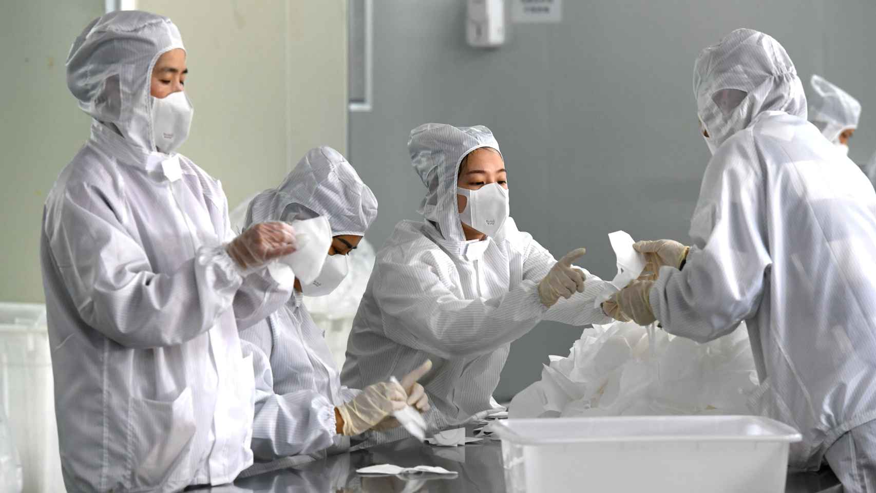 Una fábrica de mascarillas en China.