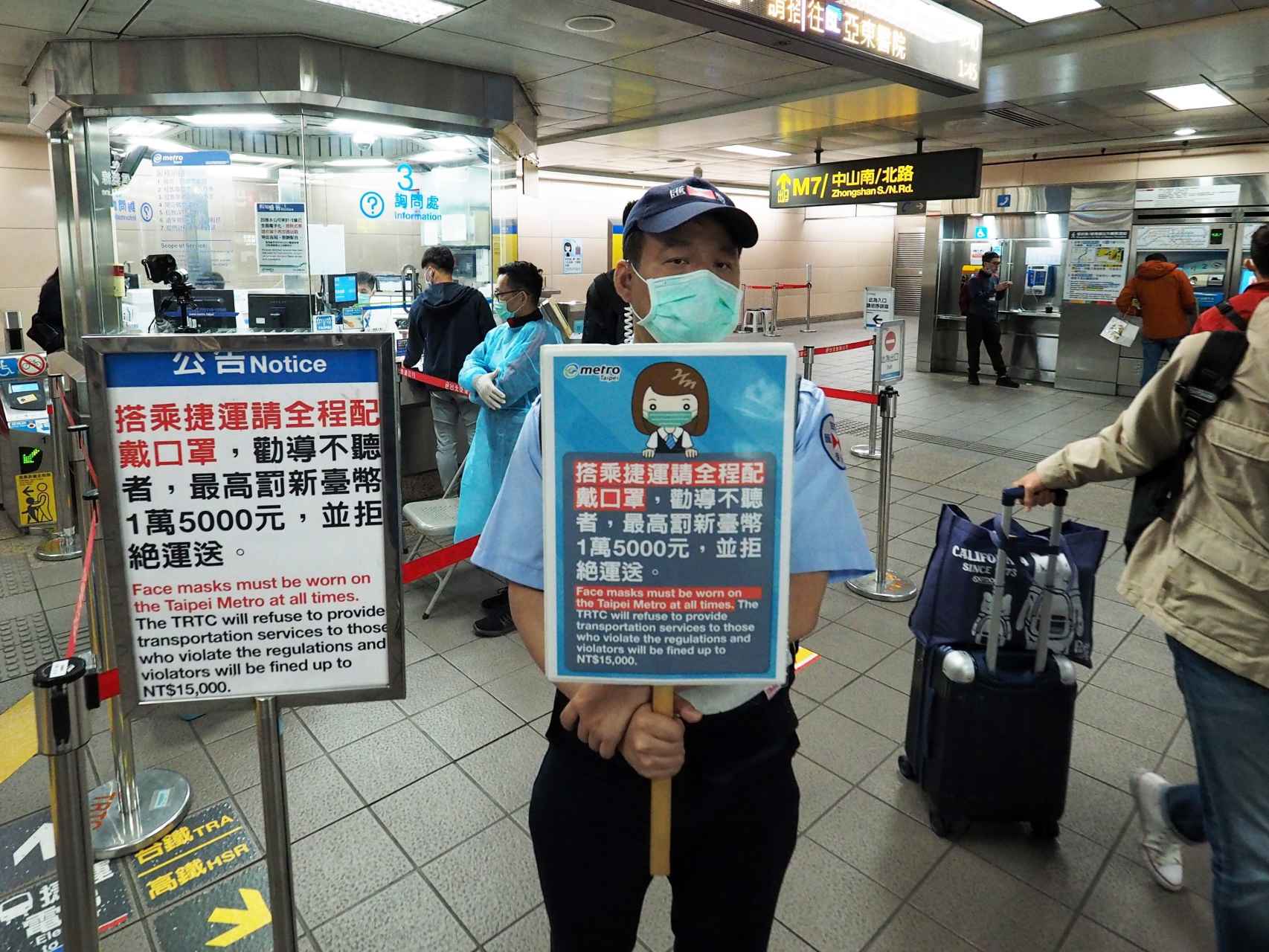Un operario recuerda las medidas de seguridad en una estación de metro de Taipei.