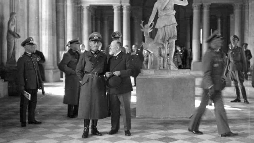 Los nazis en el interior del Museo del Louvre.