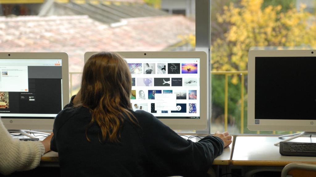 Un alumna del colegio Estudio, realizando deberes.