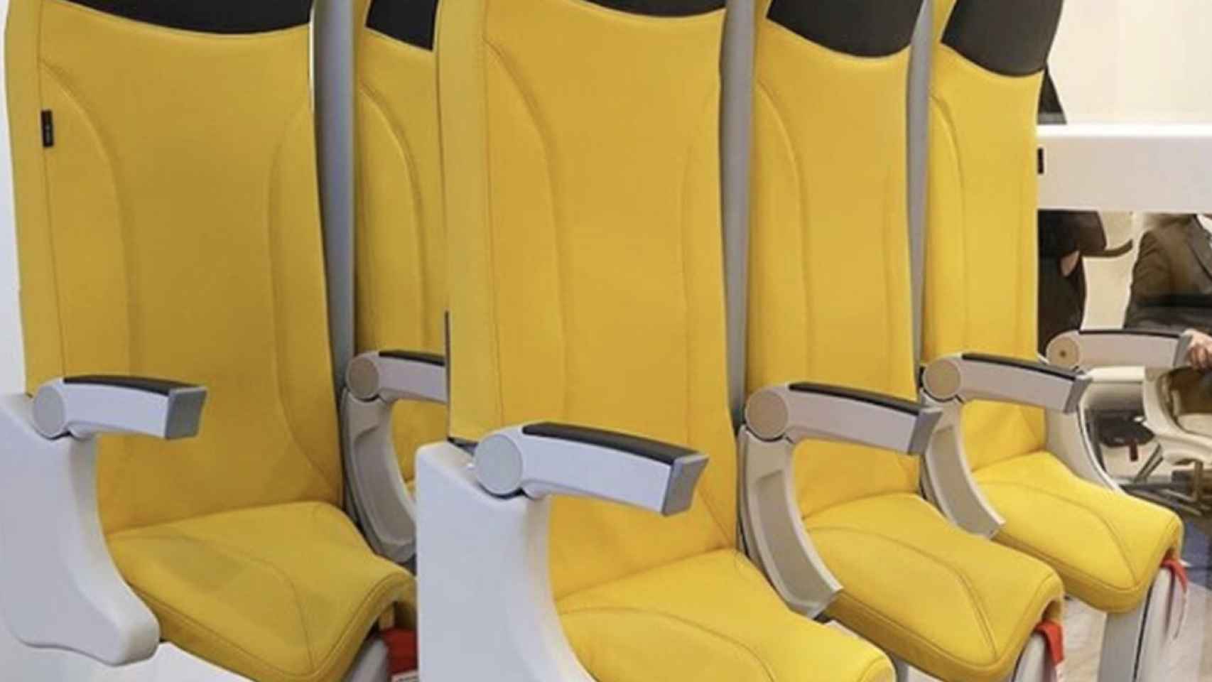 Prototipo de asientos para viajar de pie en un avión.