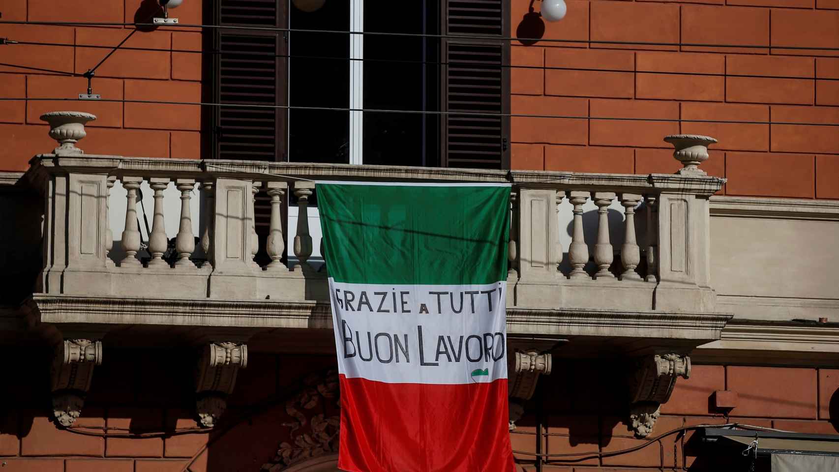 Bandera italiana en un balcón de Roma