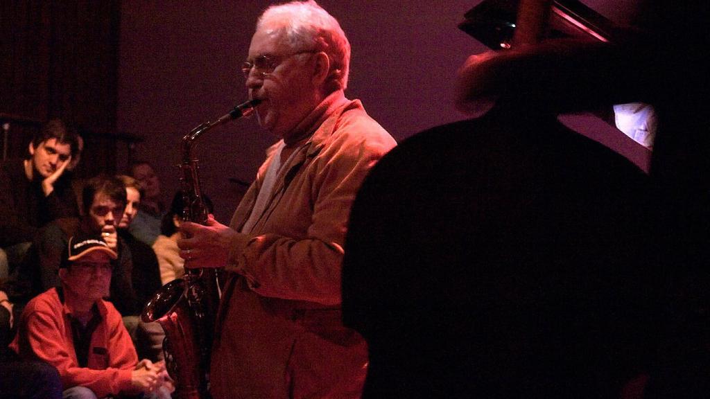 El saxofonista Lee Konitz en una foto de archivo de 2007.