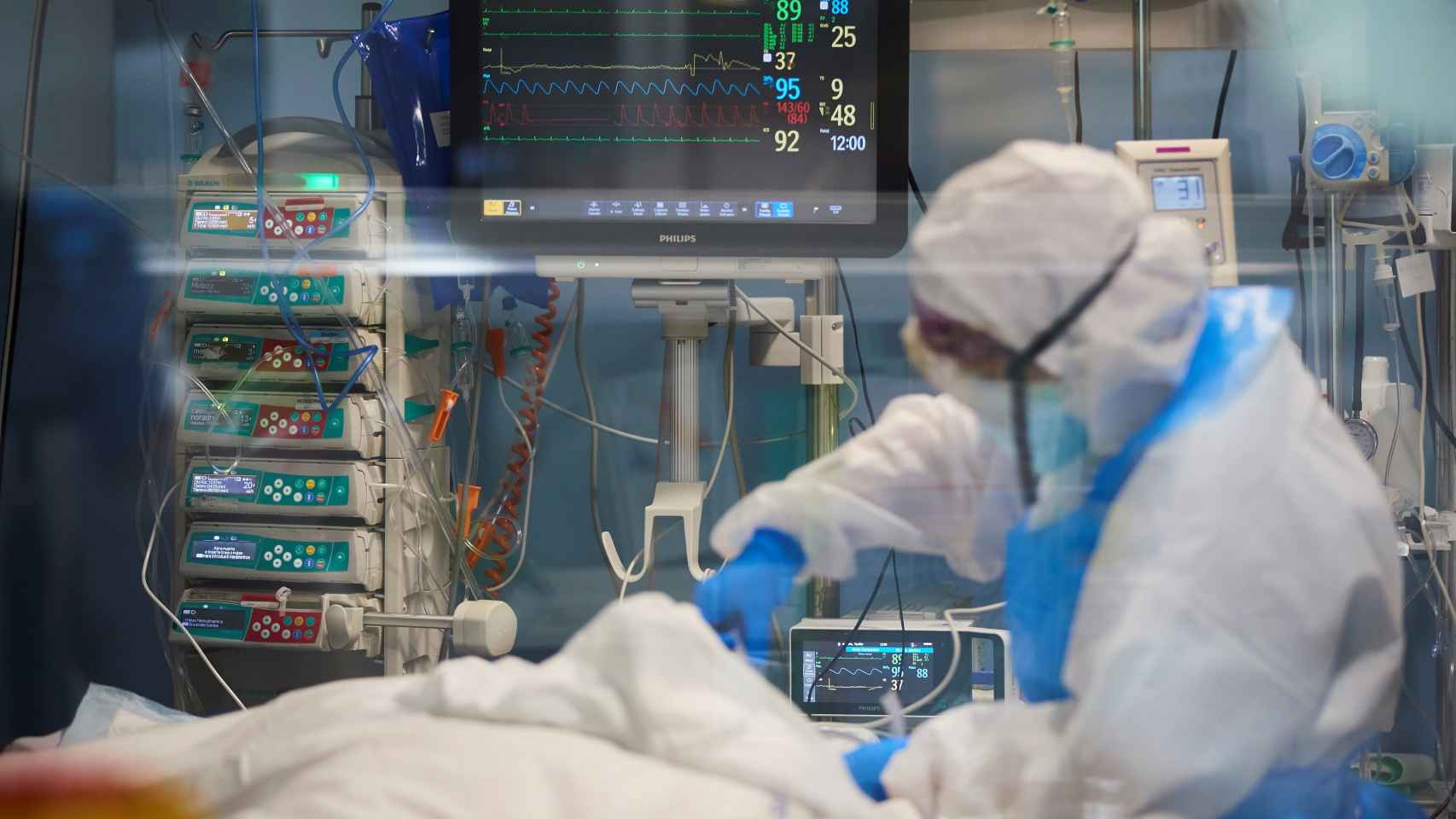 Profesionales sanitarios realizan su trabajo con enfermos de Covid-19 en la UCI del hospital del Mar de Barcelona.