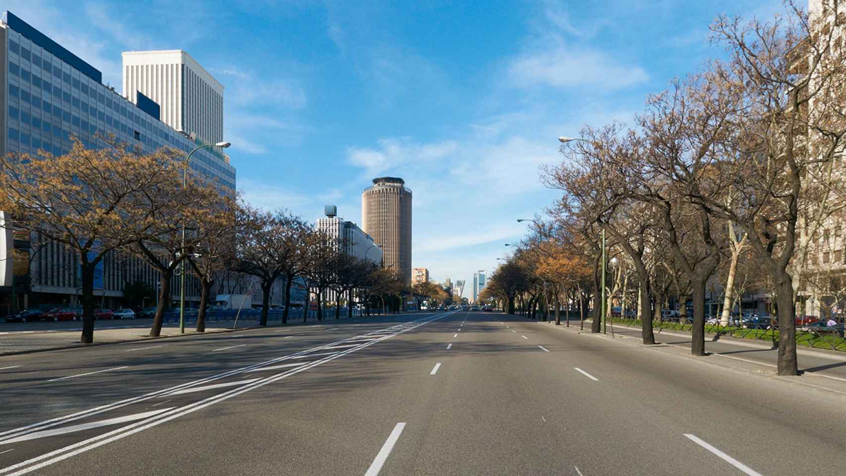El Paseo de la Castellana de Madrid prácticamente vacío por el confinamiento del COVID-19.
