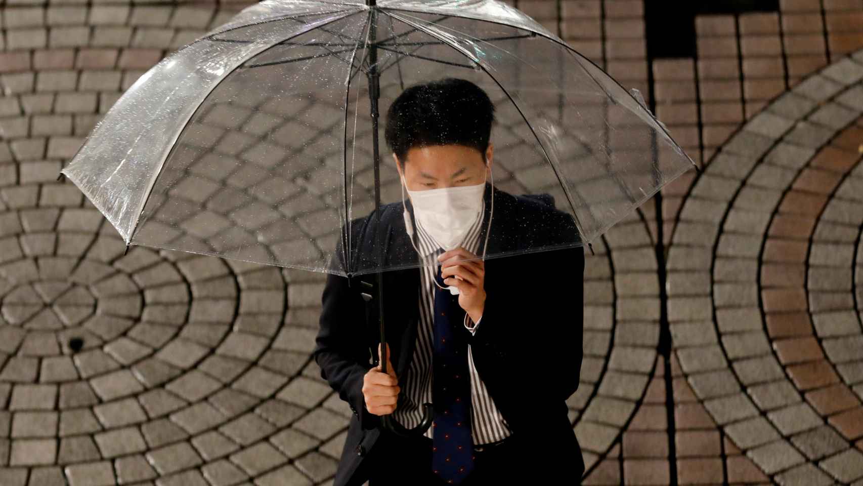 Un ciudadano japonés camina por Tokio.