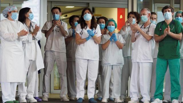 Aplauso a los sanitarios en el Hospital de Lugo.