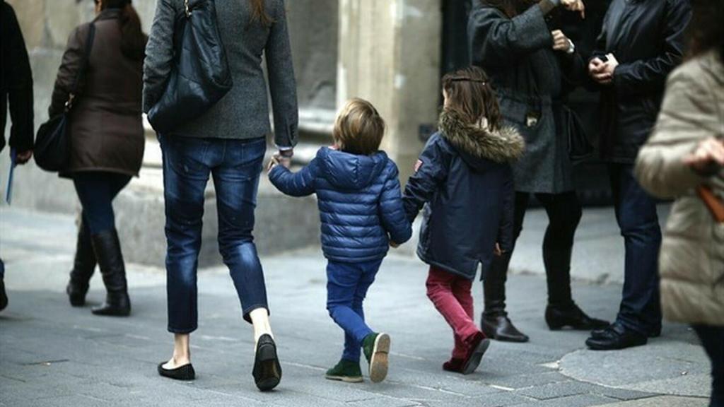 Una madre, en compañía de sus dos hijos.