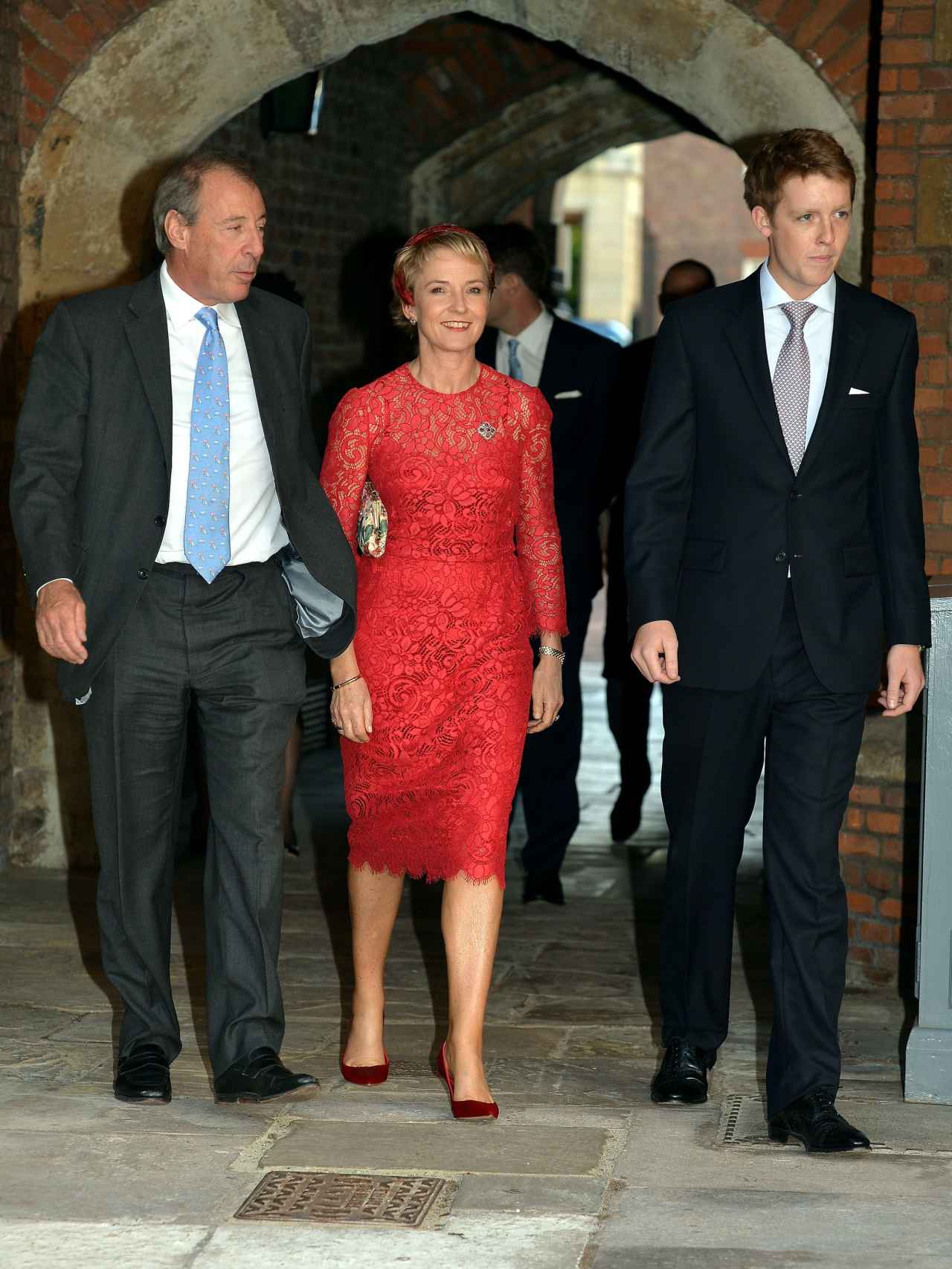 Michael y Julia Samuel junto al duque de Westminster.