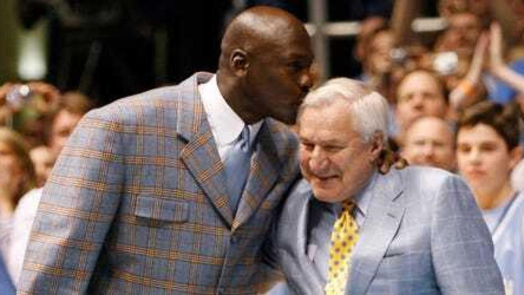 Michael Jordan junto a Dean Smith, el entrenador con el que consiguió el título de la NCAA