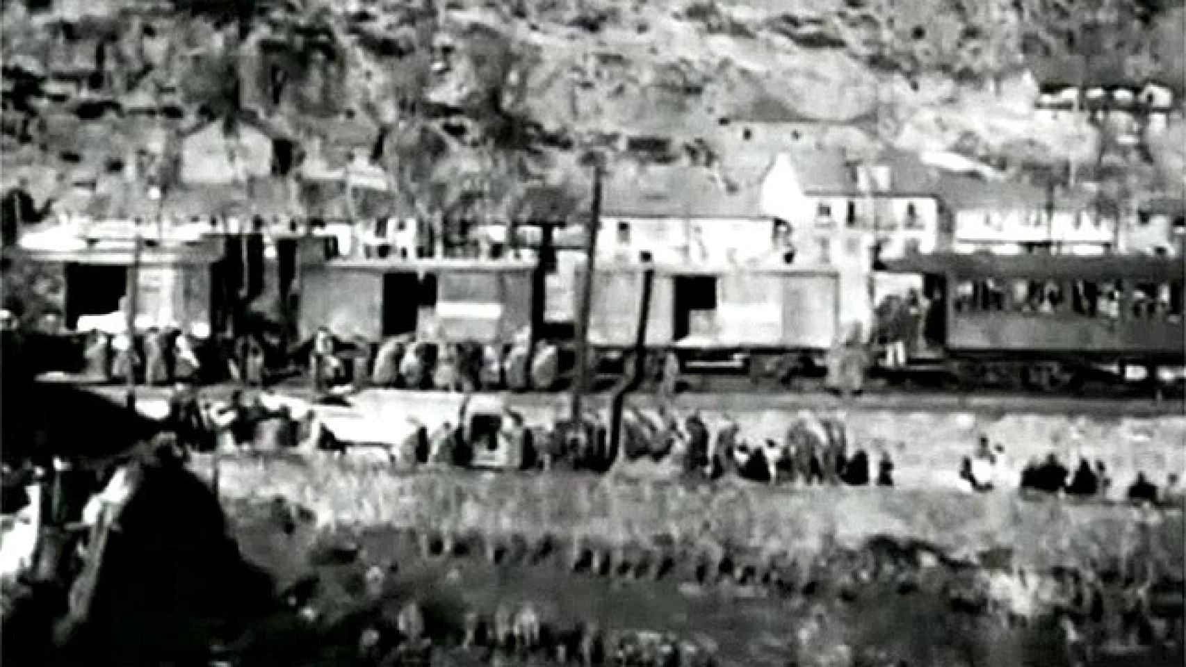 Los militares cargando cadáveres en Torre del Bierzo.