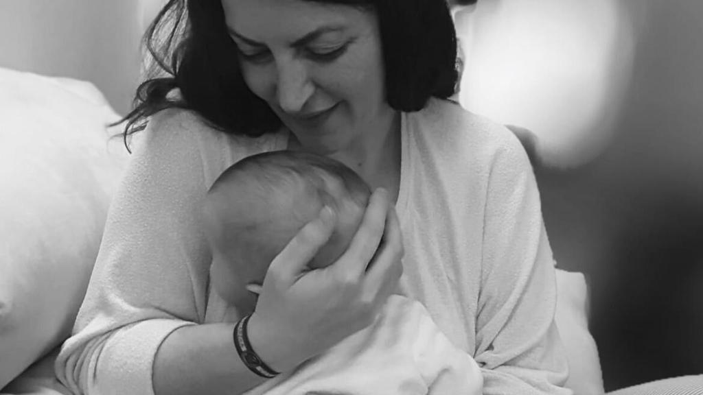 Macarena Olona junto a su bebé, Diego.