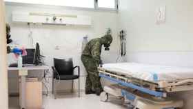 Efectivos de la Unidad Básica de Descontaminación del Ejercito desinfectando uno de los hospitales de Baleares.