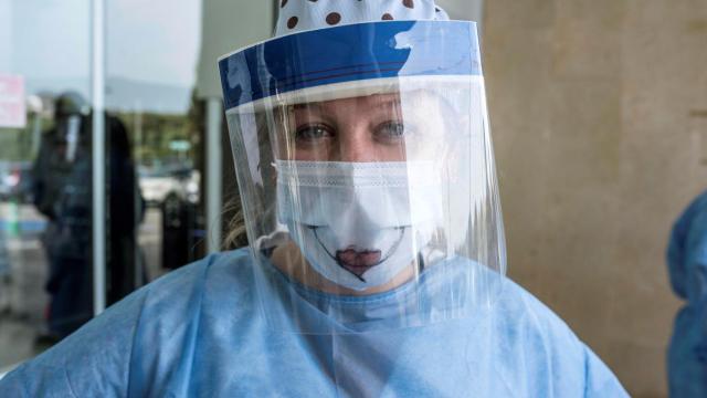 Una sanitaria, ataviada con un equipo de protección.