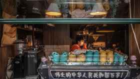 Un hombre trabajando en una cafetería en Wuhan.