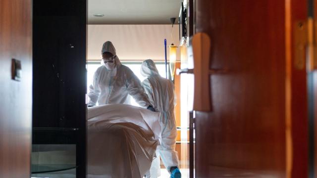 Personal sanitario y de limpieza en el Hotel Princess de Barcelona, que aloja a pacientes del Hospital del Mar.