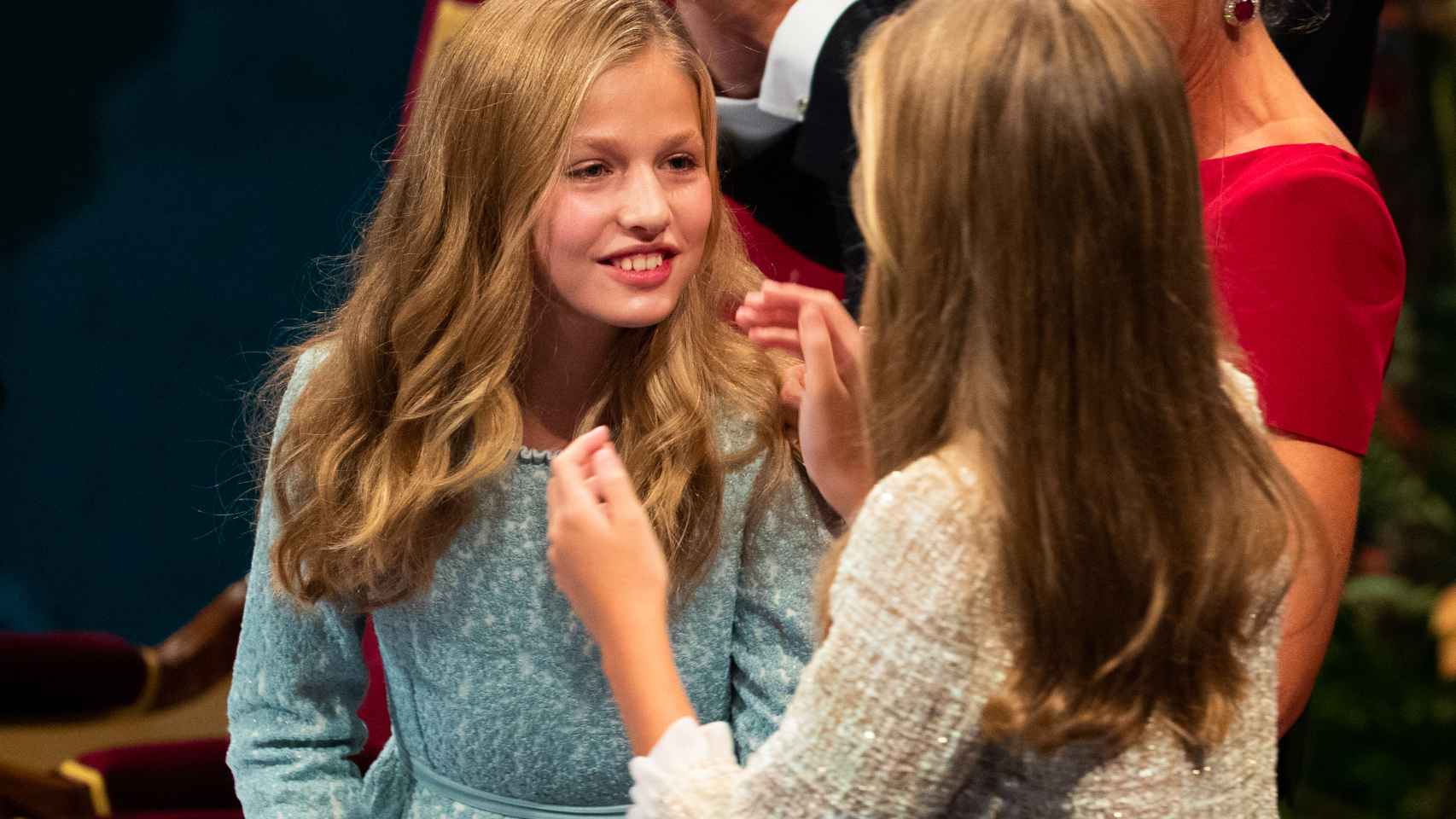 Sofía abrazó a su hermana, Leonor, tras su lectura en los Premios Princesa de Asturias.