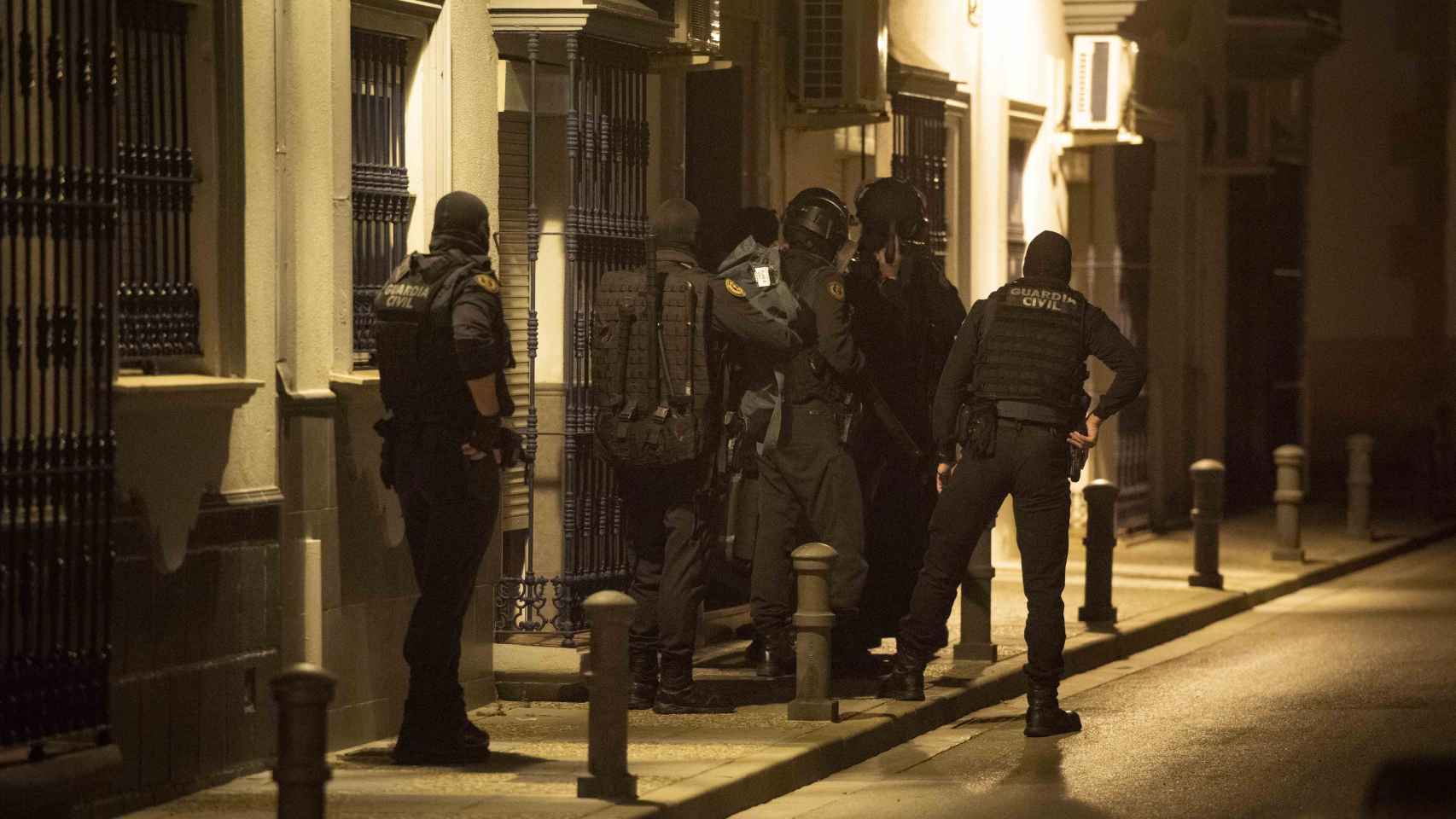 Instante en el que un grupo de guardias civiles irrumpe en un inmueble de Lebrija (Sevilla).