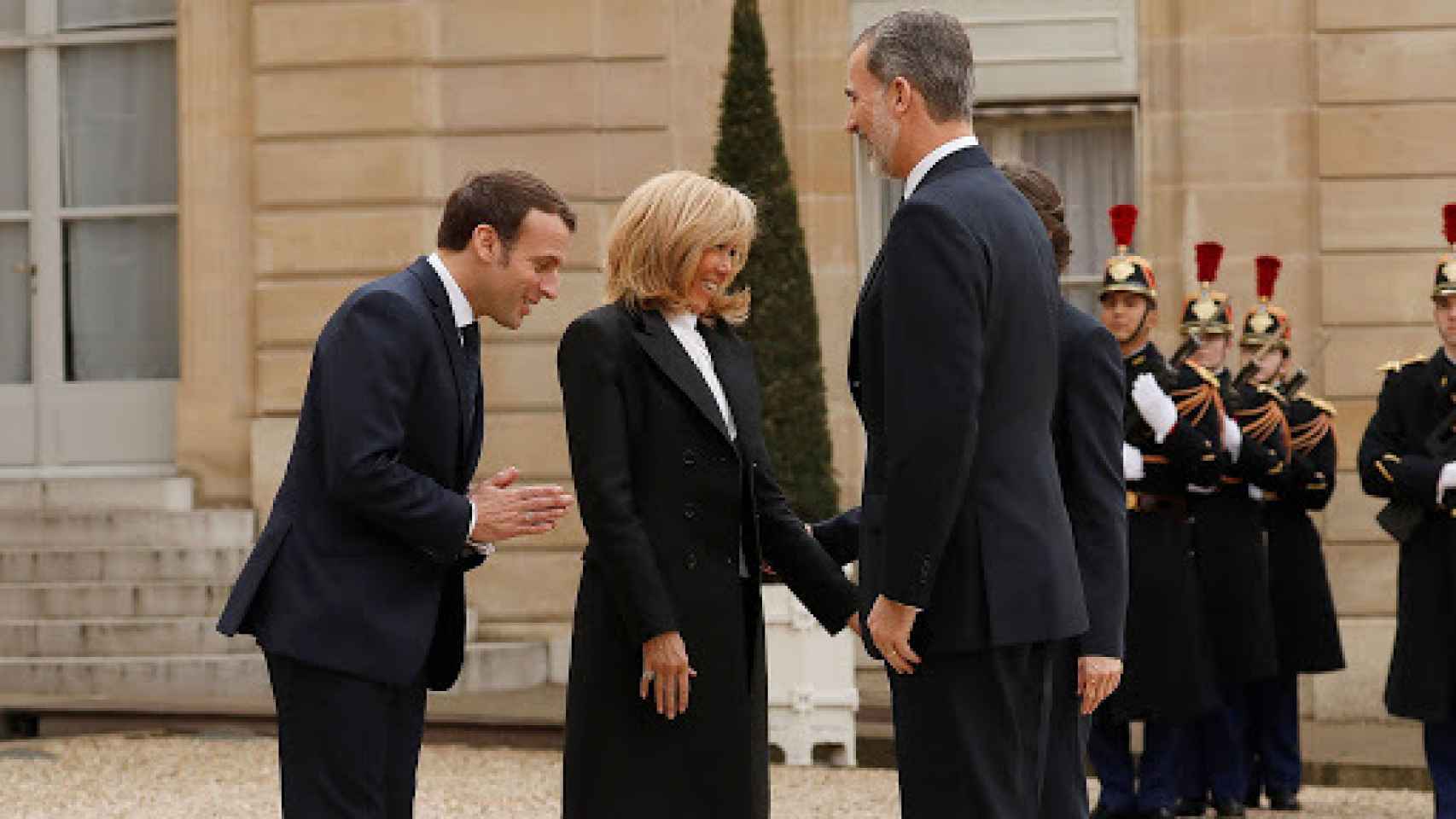 Felipe VI y Letizia visitan a Emmanuel Macron, a principios de marzo. El galo saluda con una reverencia.
