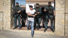 Instante en el que trasladan a uno de los detenidos en Trebujena (Cádiz).