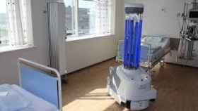 Una lampara de luz ultravioleta para desinfectar una habitación de hospital.