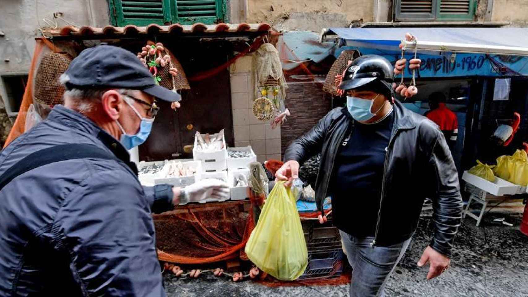 Voluntarios reparten alimentos en Nápoles (Italia).