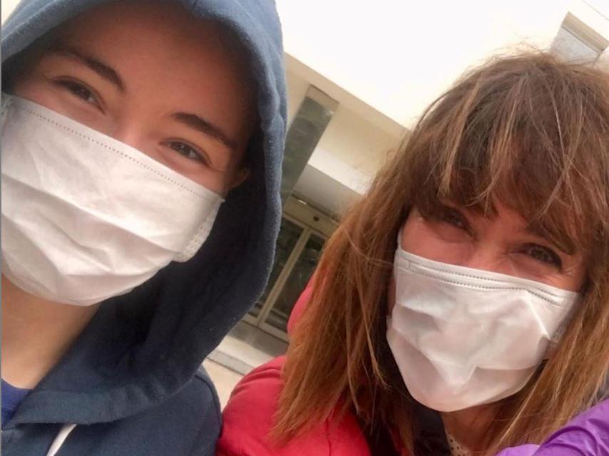 Mabel Lozano (derecha), junto a su hija Roberta, el día de la operación.