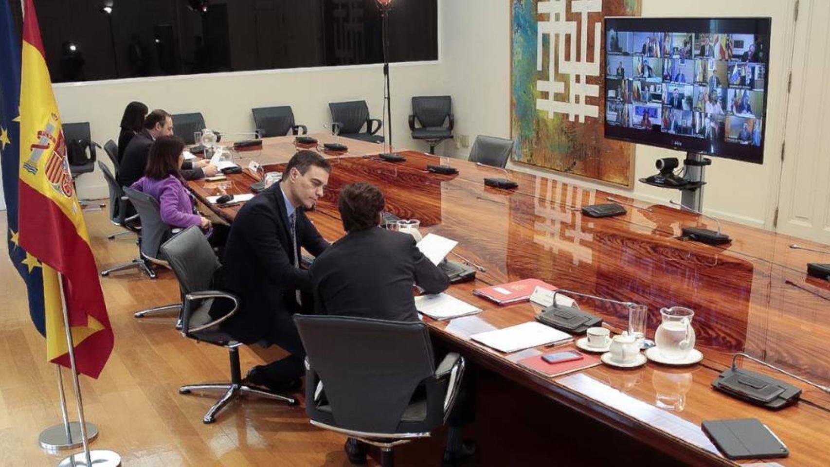 El presidente del Gobierno, Pedro Sánchez, en videoconferencia con los presidentes autonómicos el 19 de abril de 2020