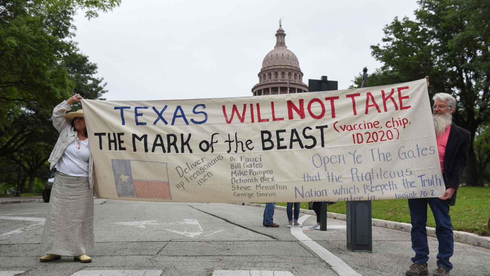 Algunos manifestantes de Austin (Texas) protestan contra la extensión del confinamiento.