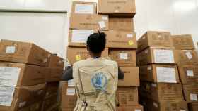 Una trabajadora del PMA trabaja en un almacén de Naciones Unidas de ayuda humanitaria para África .
