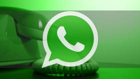 Montaje con un teléfono y el logo de WhatsApp.