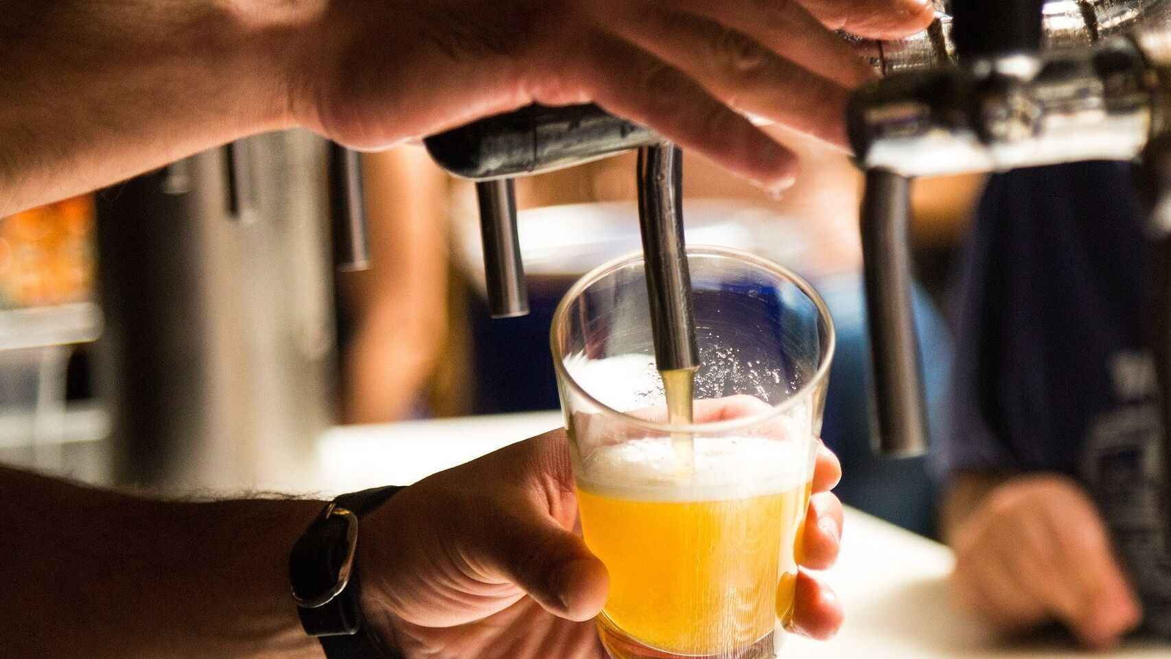Un camarero tirando una cerveza en un bar.