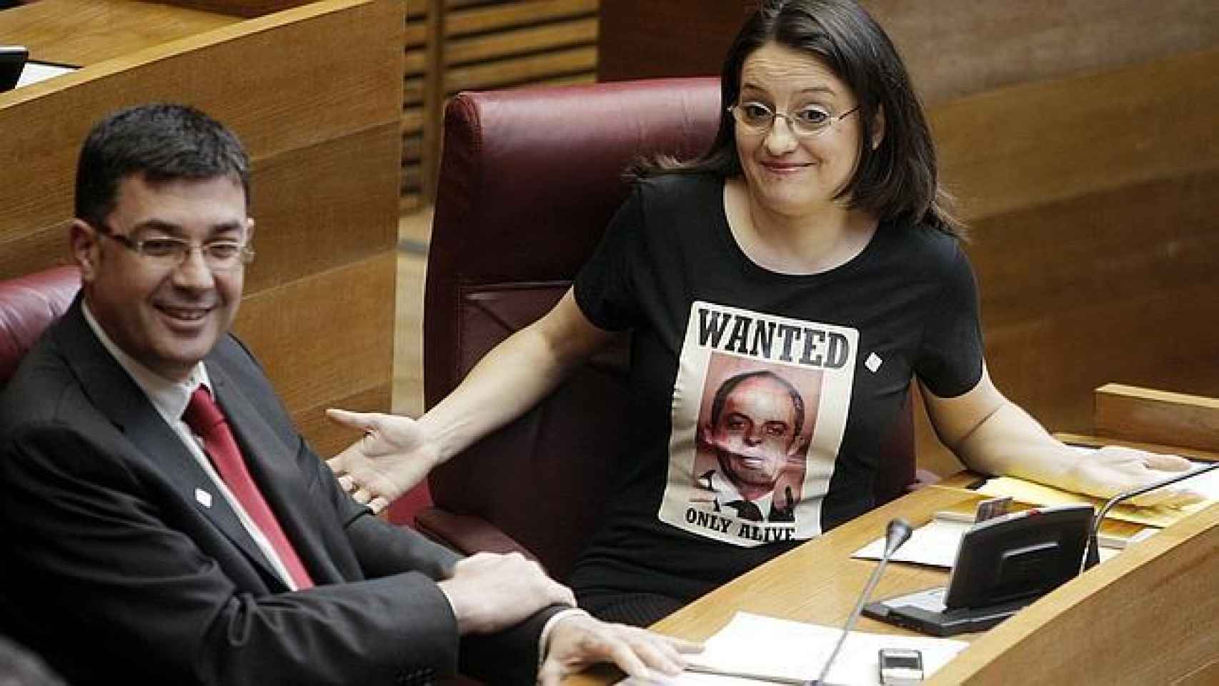 Mónica Oltra con la camiseta de Se busca en las cortes valencianas.