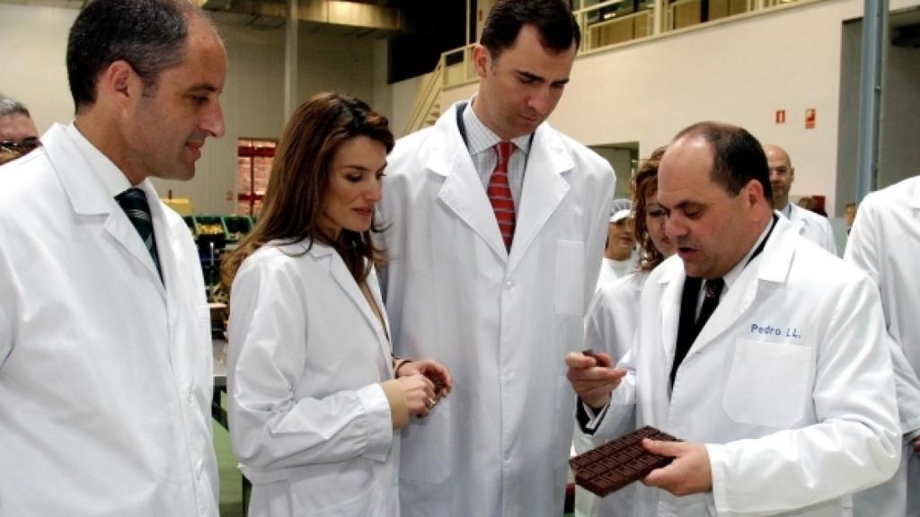 De izquierda a derecha: Francisco Camps, Doña Letizia, Don Felipe y Pedro López, actual director de Valor.