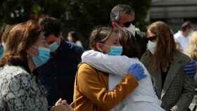 Una médica abraza a familiares de Joaquín Díaz, el médico de La Paz fallecido por COVID-19.