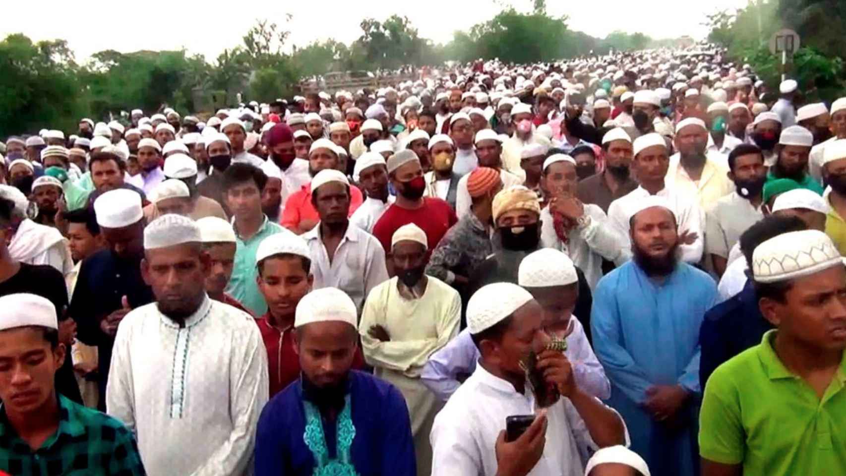10.000 personas burlan el confinamiento en el funeral de Khelafat Majlish en Bangladesh.