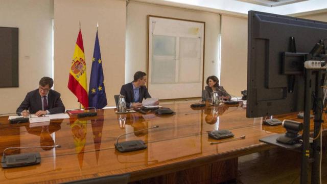 El ministro de Sanidad, Salvador Illa y el presidente del Gobierno, Pedro Sánchez, se reúnen por videoconferencia con el Comité Científico del Covid-19