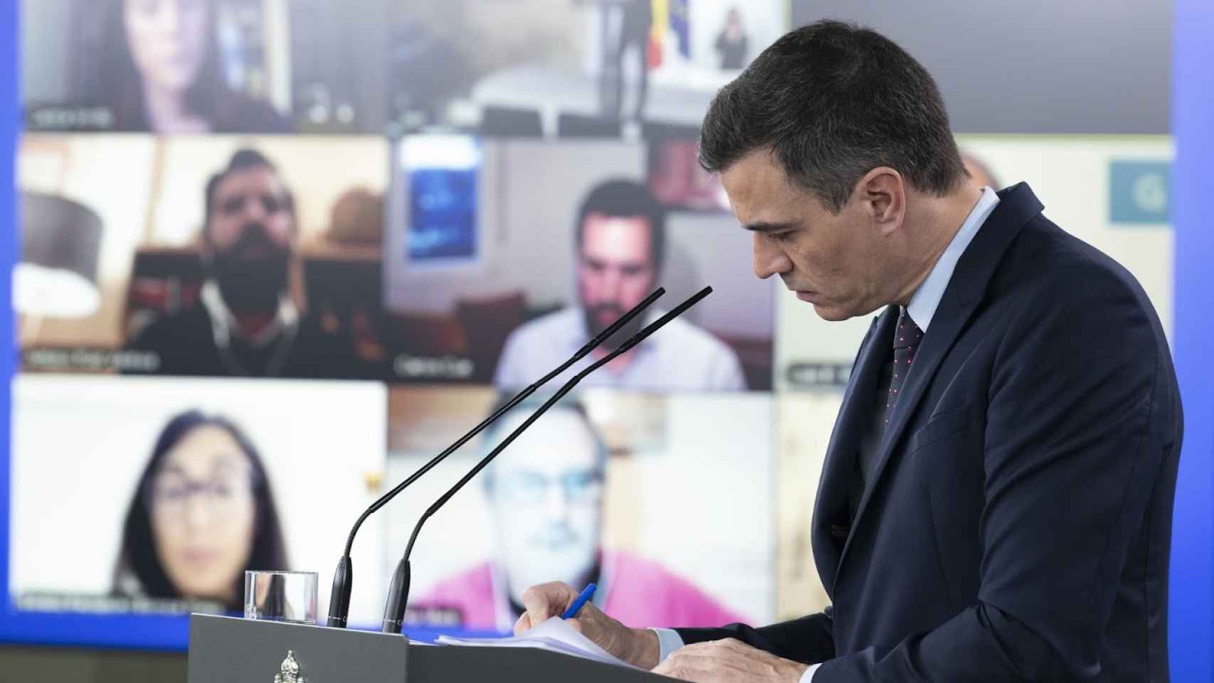 El presidente del Gobierno, Pedro Sánchez, en una rueda de prensa telemática en Moncloa.